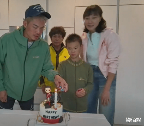 宝尚配资 林丹西班牙为儿子庆生, 与谢杏芳同框显瘦小, 一家四口住独栋别墅